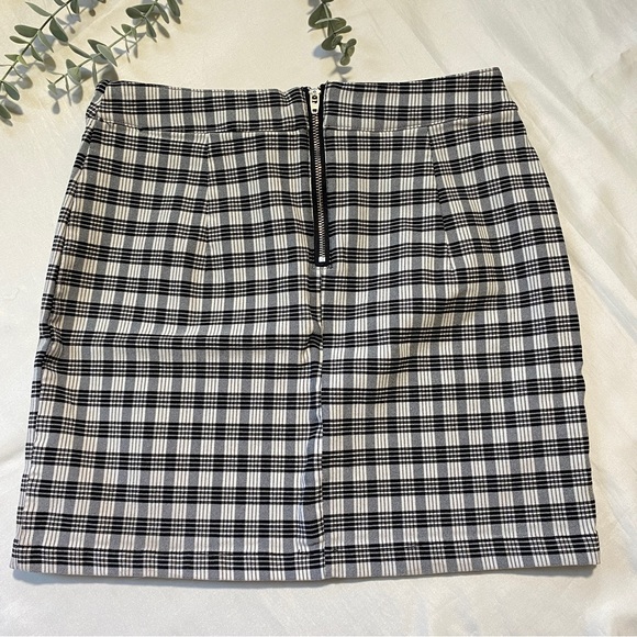 Garage Plaid Grey & White Mini Skirt Small Slit Back Zip Size Small - Picture 7 of 7